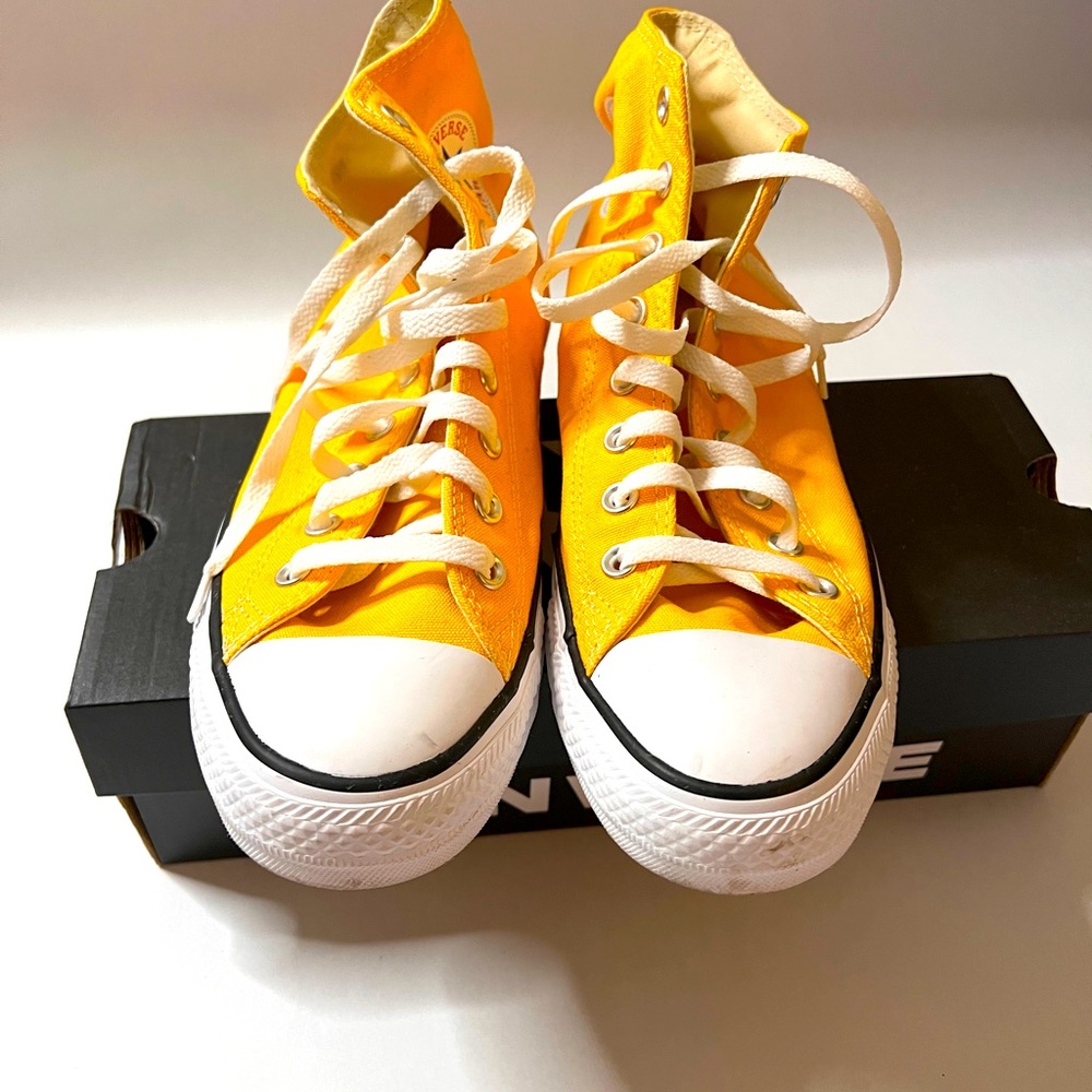 Converse Unisex- Men size 9 or Women size 11 USA